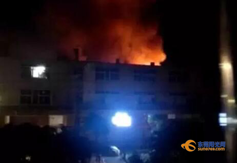 广东深圳：中准能源废旧圆柱锂电池堆冒烟起火 无伤亡