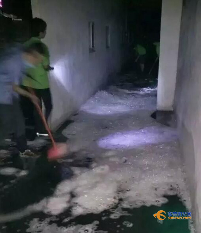 广东深圳：中准能源废旧圆柱锂电池堆冒烟起火 无伤亡