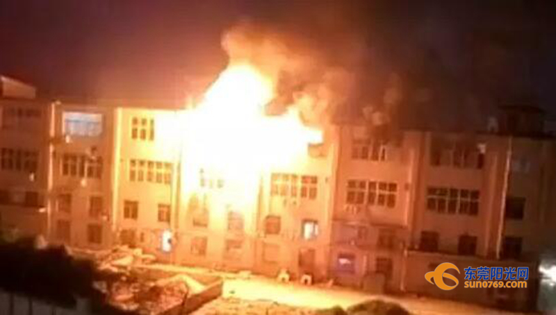 广东深圳：中准能源废旧圆柱锂电池堆冒烟起火 无伤亡