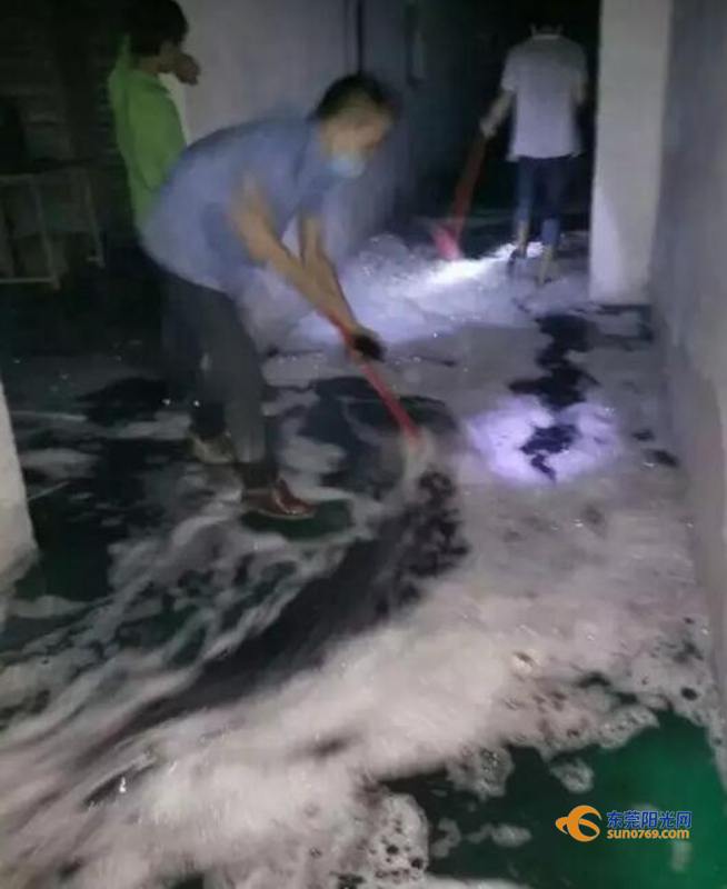 广东深圳：中准能源废旧圆柱锂电池堆冒烟起火 无伤亡