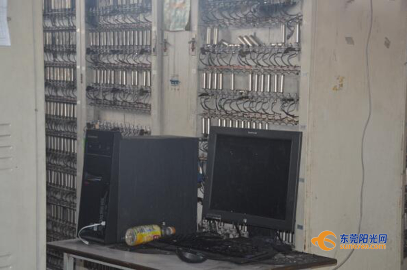 广东深圳：中准能源废旧圆柱锂电池堆冒烟起火 无伤亡