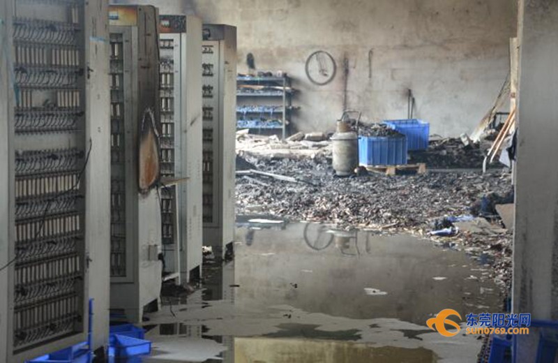 广东深圳：中准能源废旧圆柱锂电池堆冒烟起火 无伤亡