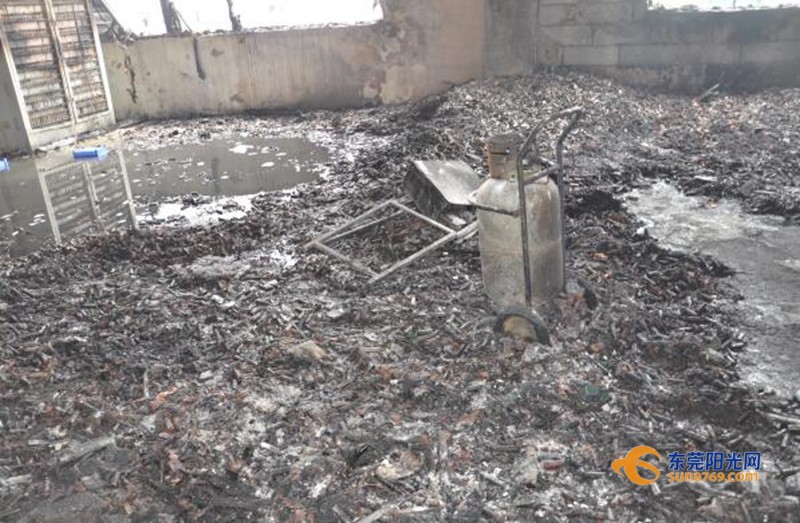 广东深圳：中准能源废旧圆柱锂电池堆冒烟起火 无伤亡