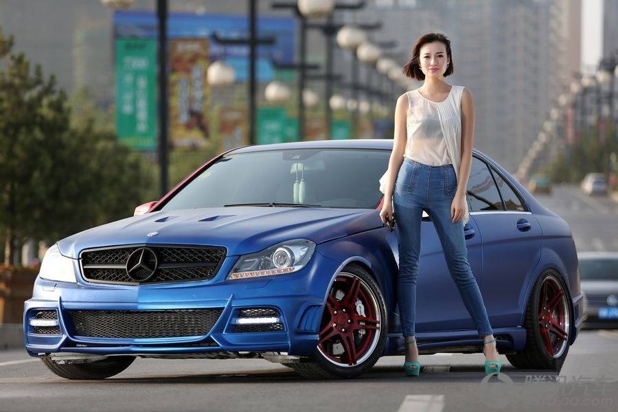 奔驰车模  资料图片