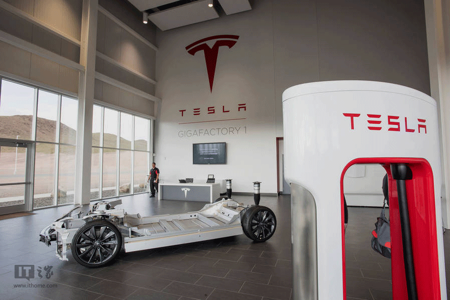 实拍100个足球场大小的特斯拉超级电池工厂