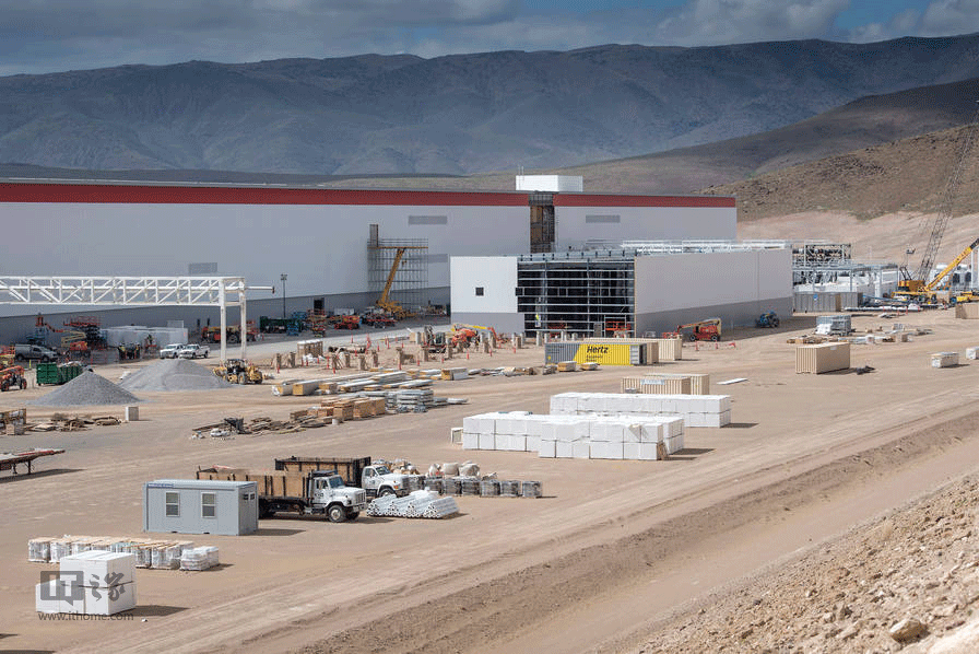 实拍100个足球场大小的特斯拉超级电池工厂