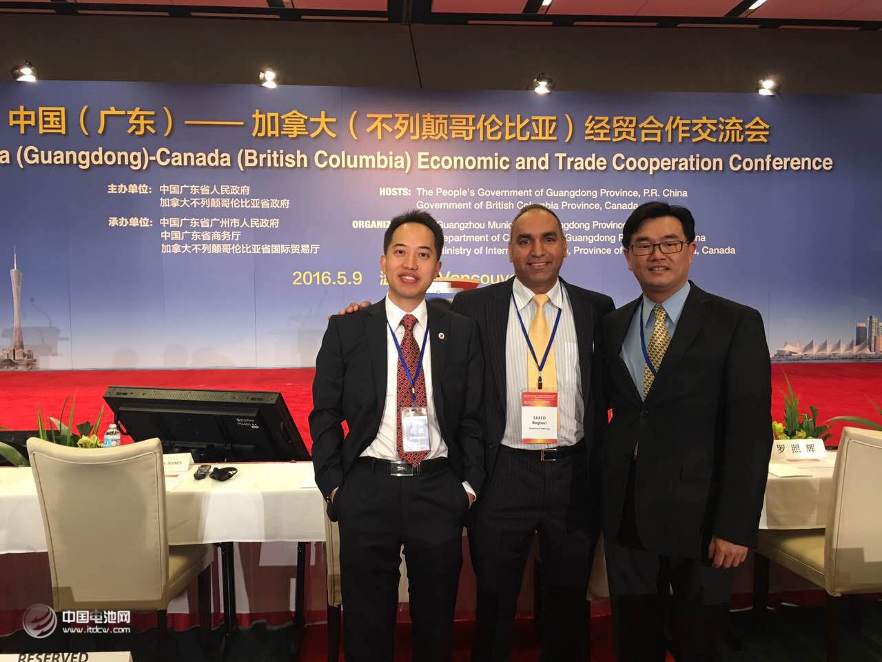 陈忠伟教授(左) 陈忠伟教授(左)