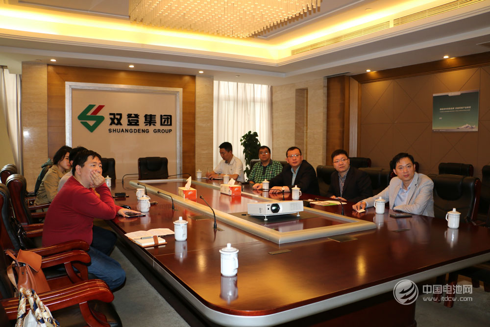 双登集团相关领导向调研团一行介绍企业概况