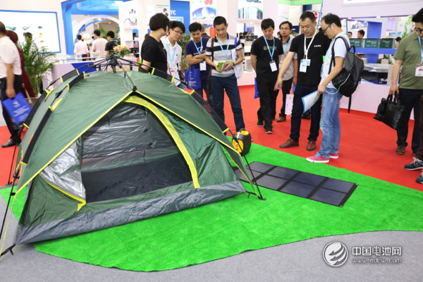 华宝相关领导为客户讲解公司展品