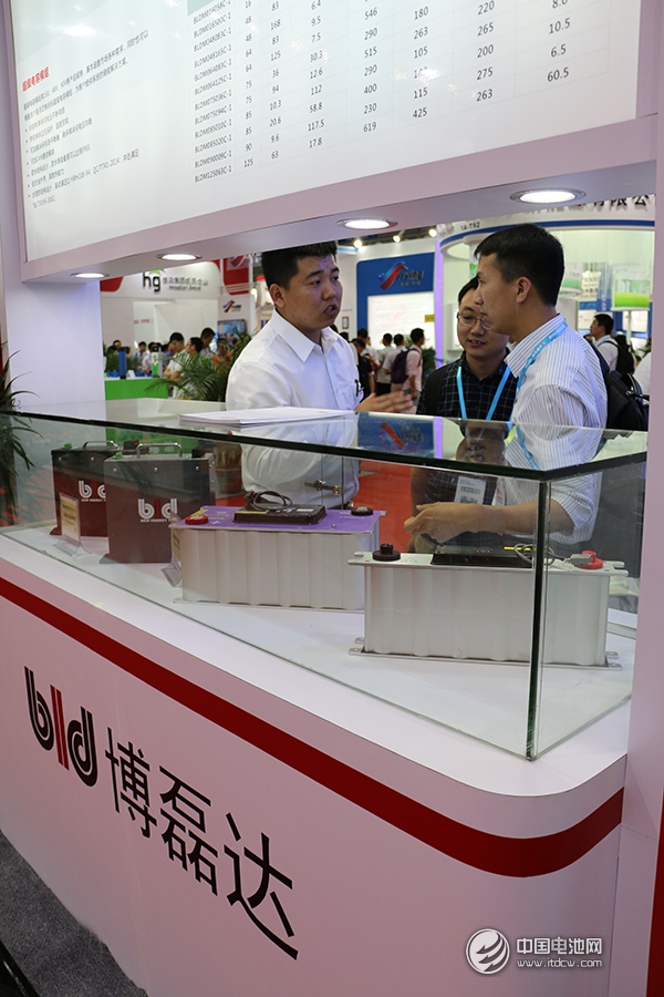 博磊达公司领导为客户讲解产品