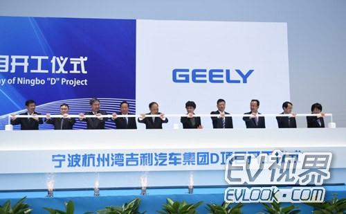 图为开工仪式上推杆启动画面