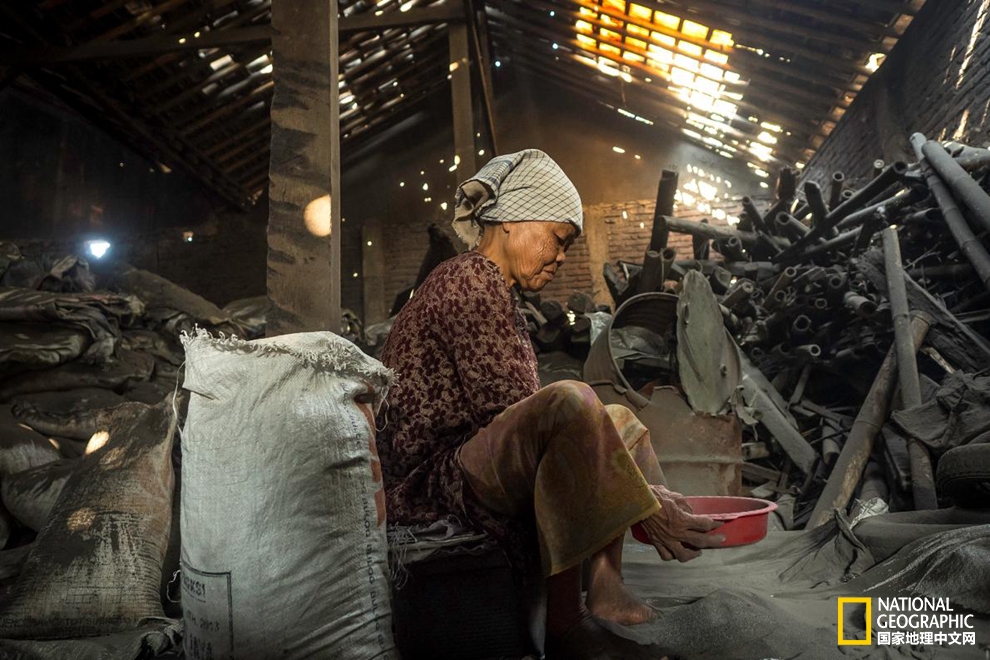 印尼铅污染之殇：熔炼废旧电池的代价