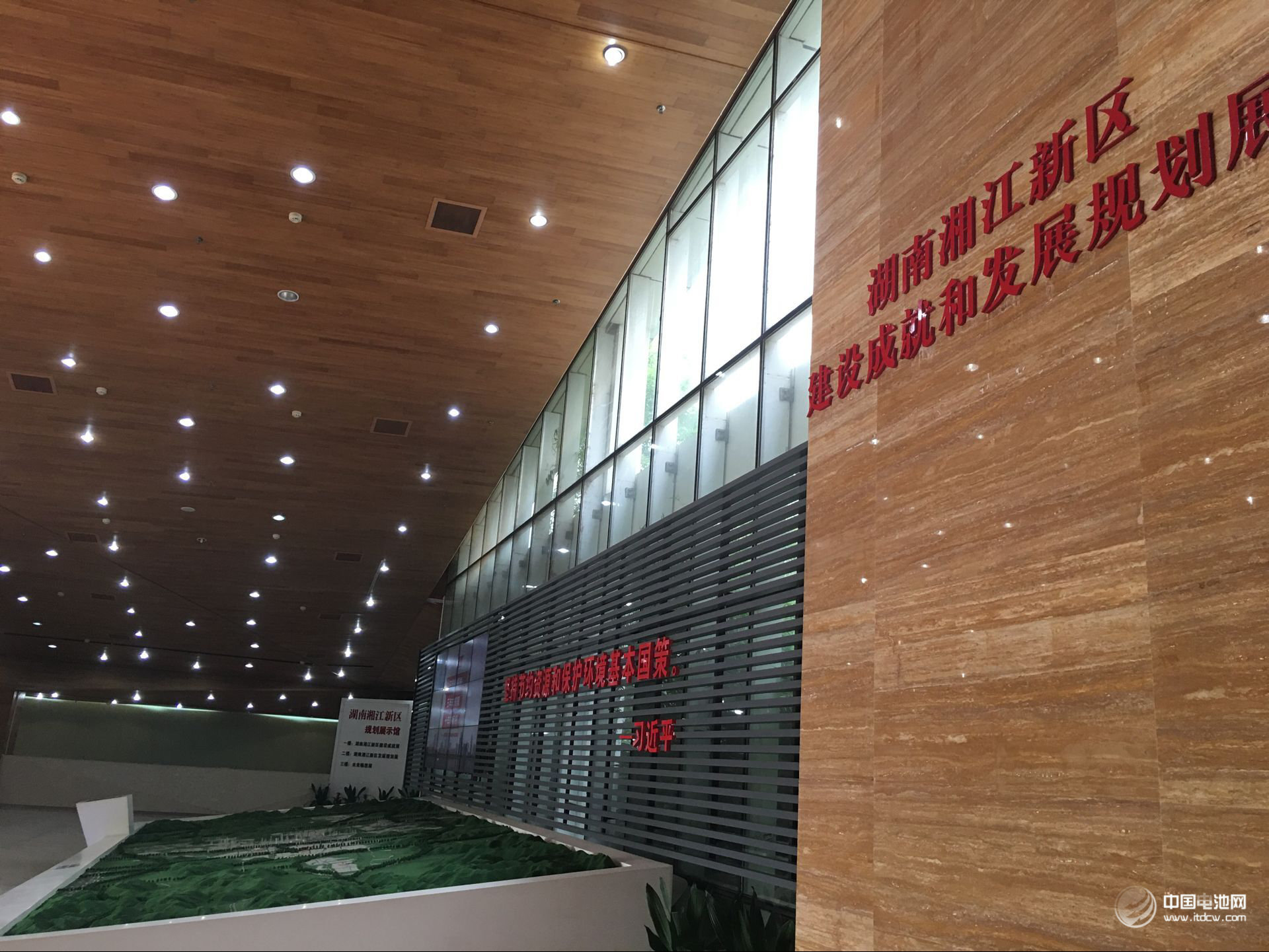 第4届锂电“达沃斯”论坛组委会秘书长、电池百人会常务副理事长兼秘书长于清教一行应邀抵达长沙，在宁乡高新区、长沙市人民政府、长沙市经信委、中国（长沙）先进电池材料及电池产业技术创新战略联盟和中南大学就第4届锂电“达沃斯”论坛筹备情况及举办城市等进行调研交流