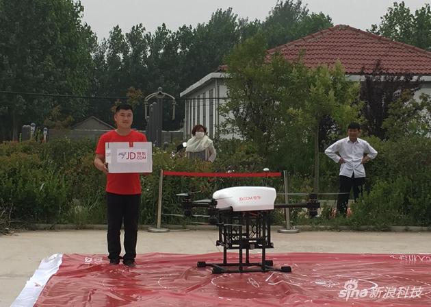 京东用无人机送出首个订单 无人机送货真成现实啦？