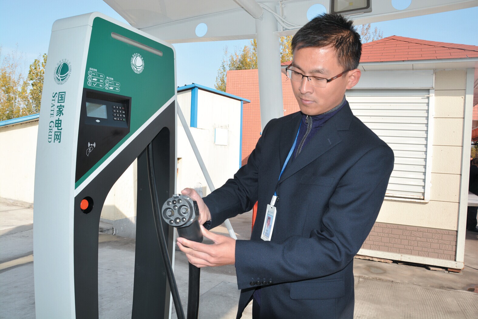 破解新能源车充电难“瓶颈” 山东将建35万个充电桩