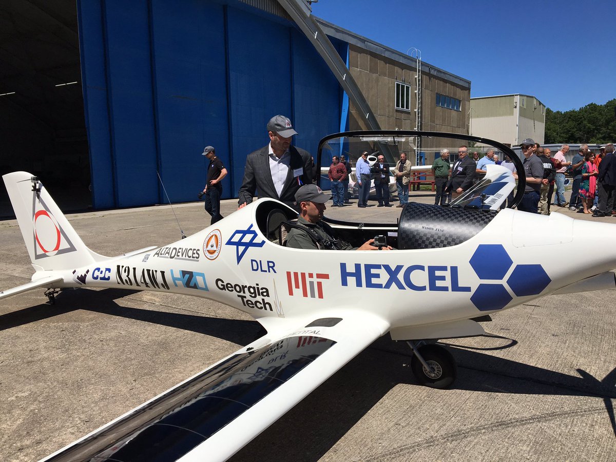 飞机需要人驾驶