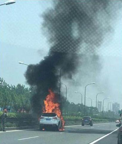 比亚迪唐起火燃烧