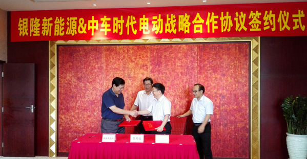 魏银仓董事长与申宇翔董事长亲切握手，庆祝战略合作协议签订