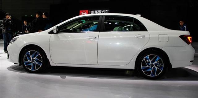 今年北京车展亮相的比亚迪秦100展车，换上了新造型轮毂