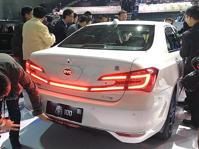 今年北京车展亮相的比亚迪秦100展车