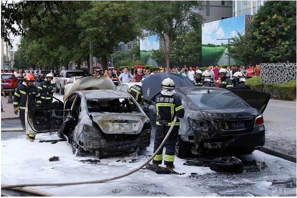 一辆江淮iev5在三里屯发生自燃