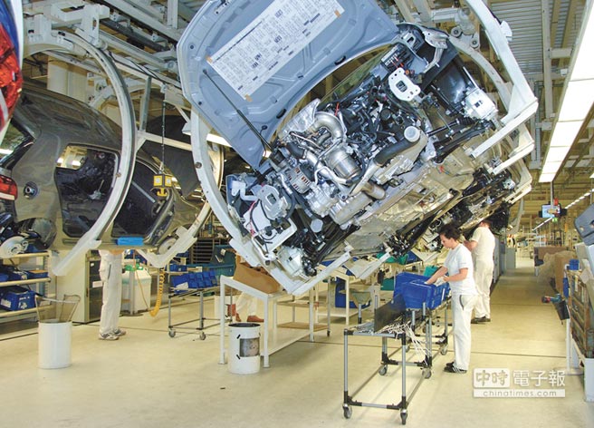 德国福斯汽车工厂，员工在生產线作业。（CFP）