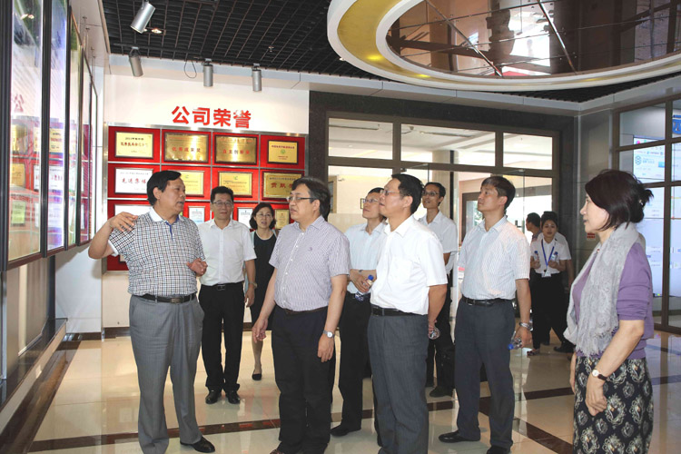 冯飞副部长听取魏董事长关于企业发展情况的介绍