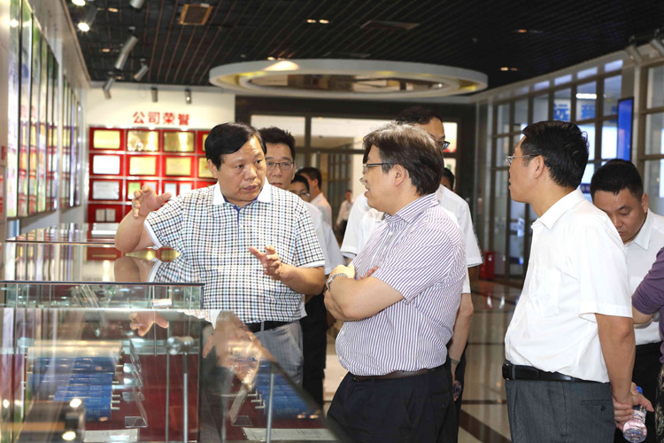 魏董事长向冯飞副部长介绍“银隆钛”电池的优异特性