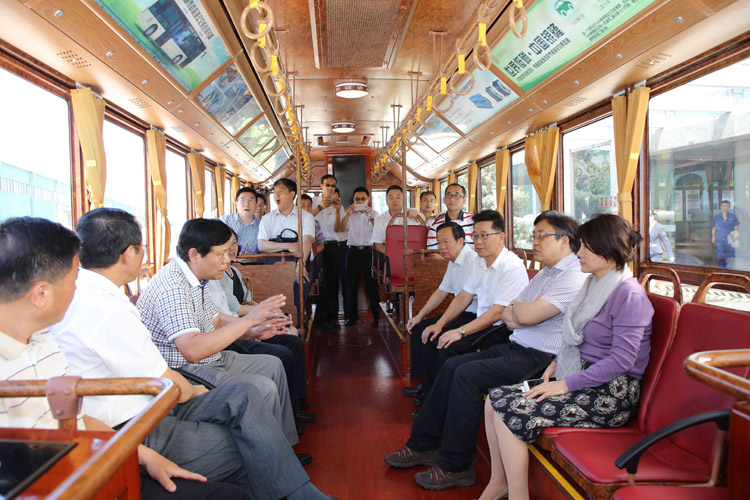 铛铛车上，魏董事长与冯飞副部长作亲切交谈