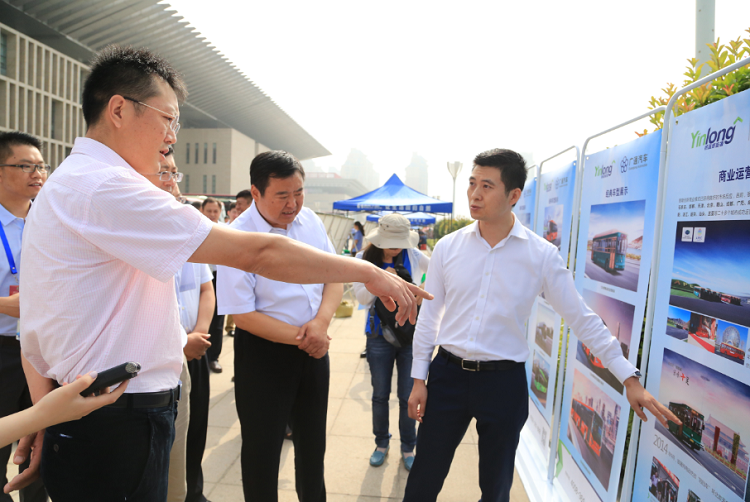 交通运输部运输服务司副司长蔡团结到银隆新能源展位了解