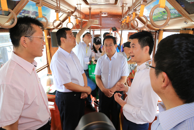 领导们登上铛铛车作全面了解