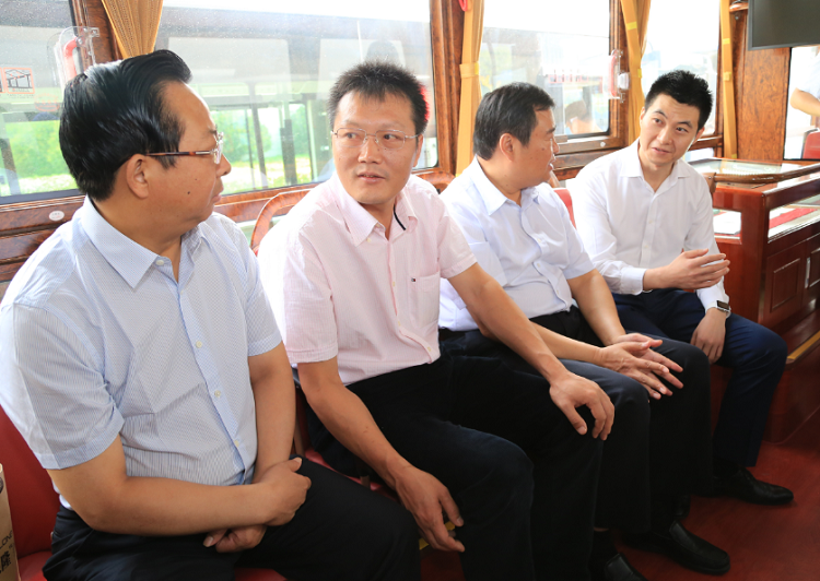 领导们试乘铛铛车，体验舒适的乘坐体验