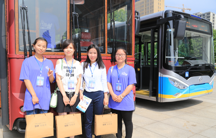 铛铛车展位前从不缺热情粉丝