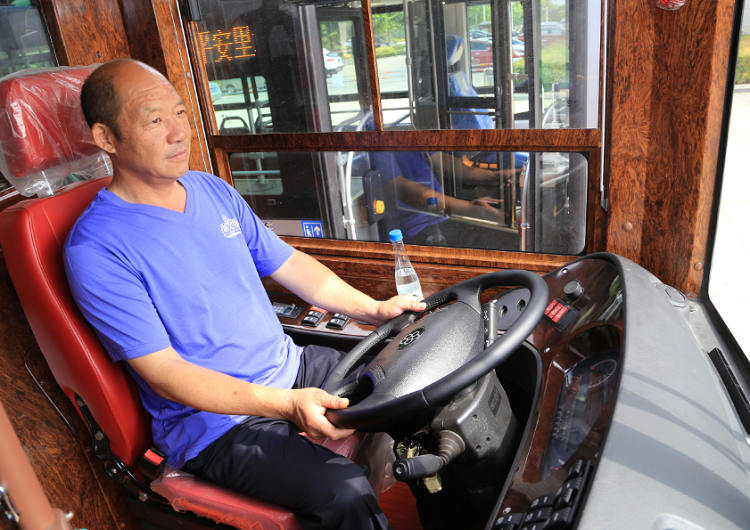 许昌当地司机争先到铛铛车驾驶室进行体验