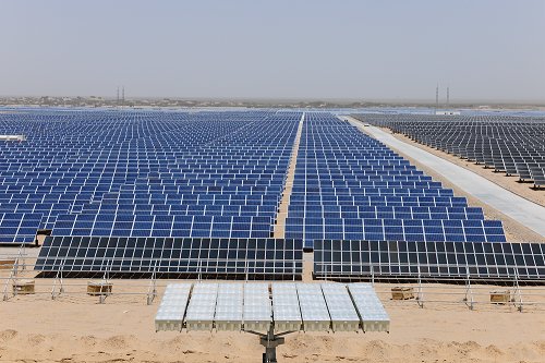 中民新能：全球最大单体光伏电站项目一期首批380兆瓦并网发电