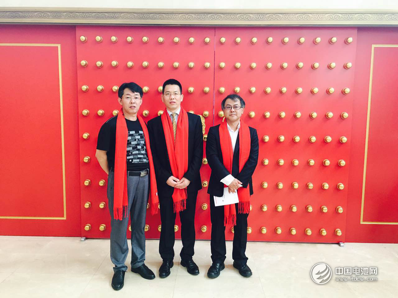 中国电池网创始人/董事长于清教(左一)应邀出席仪式