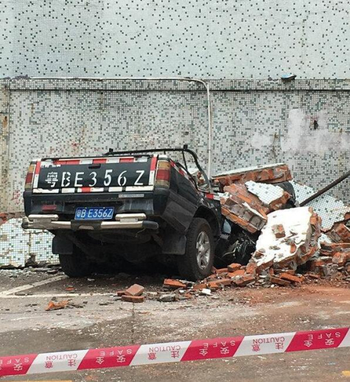 深圳龙华新区一电子厂突发火灾 现场传出爆炸声