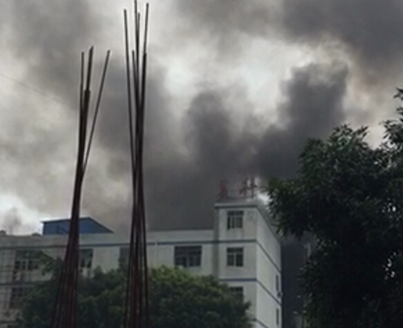 深圳龙华新区一电子厂突发火灾 现场传出爆炸声