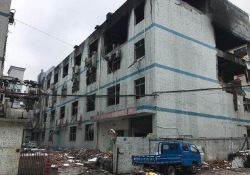 深圳龙华新区一电子厂突发火灾 现场传出爆炸声