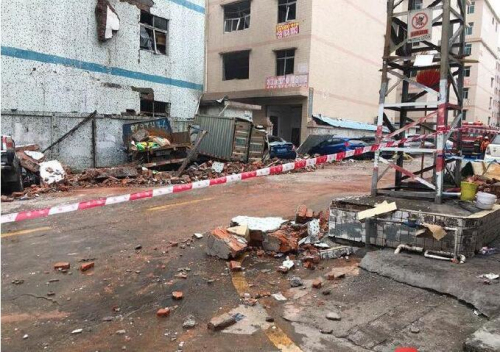 深圳龙华新区一电子厂突发火灾 现场传出爆炸声