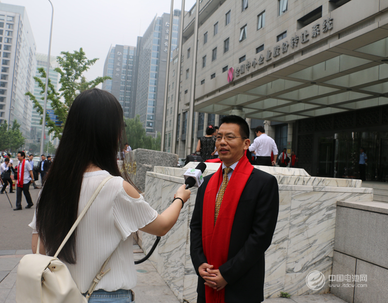 惠强新材董事长王红兵在挂牌仪式现场接收中国电池网采访