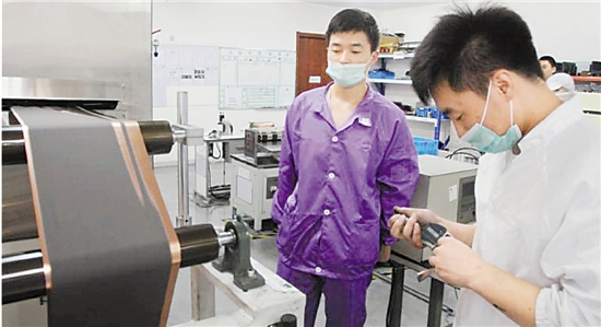 员工在车间生产电池