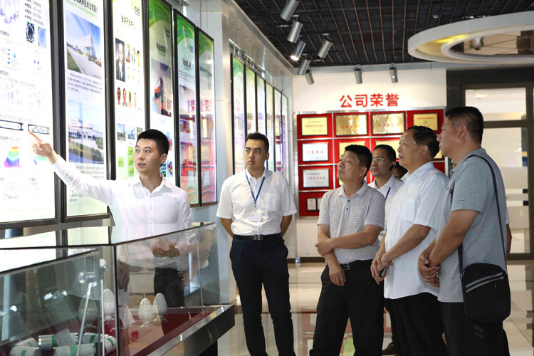 李书记一行对公司核心产品钛酸锂电池产品作深入了解