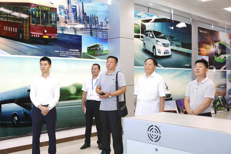 领导们现场观看了银隆新能源的智能监测管理系统演示