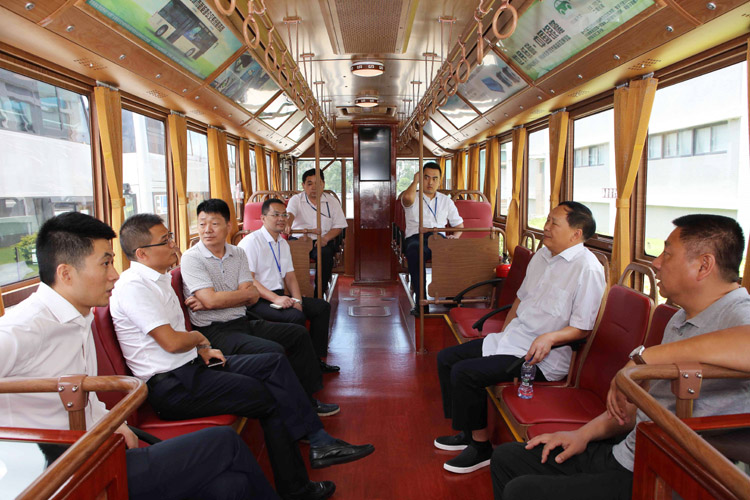 铛铛车上，市场部总经理张斌与领导们就新能源汽车未来在许昌的发展与应用作深入交谈。