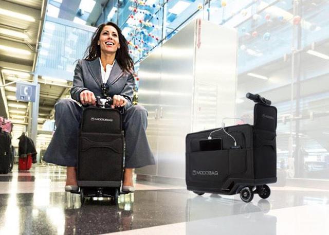 Modobag共有室内室外两种驾驶模式，最高时速可以达到12.9km/h，而内置的轻量化锂电池能够带来大约10km的行驶里程，足以应对一般的代步需求，而且还支持快充，15分钟就能充至80%的电量，同时内置电池还可通过两个USB接口给移动设备充电。