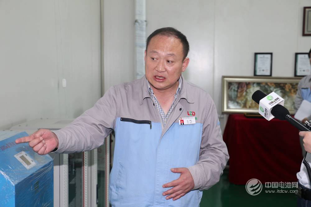 绿草地董事长王珑为调研团介绍公司产品