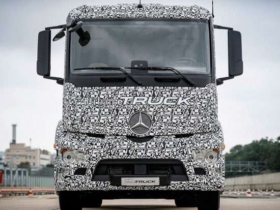 戴姆勒推出电动版载重卡车 一次充电续航200公里