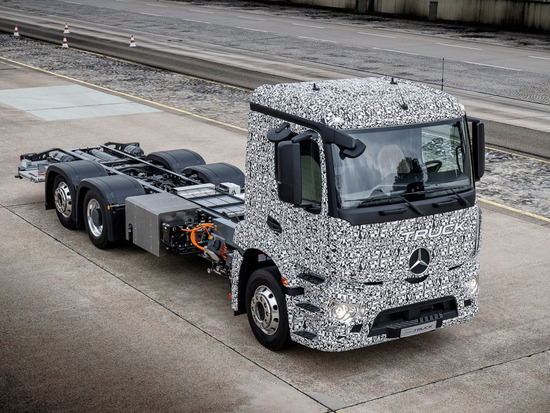 戴姆勒推出电动版载重卡车 一次充电续航200公里