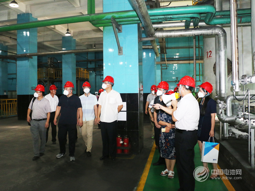 与会嘉宾参观贝特瑞碳微球负极材料生产线